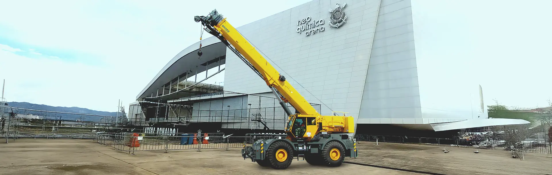 3 espacios deportivos construidos con grúas Manitowoc