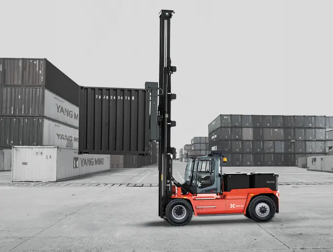 Portacontenedor eléctrico Kalmar ECG70 manipulando contenedor en centrro logístico.