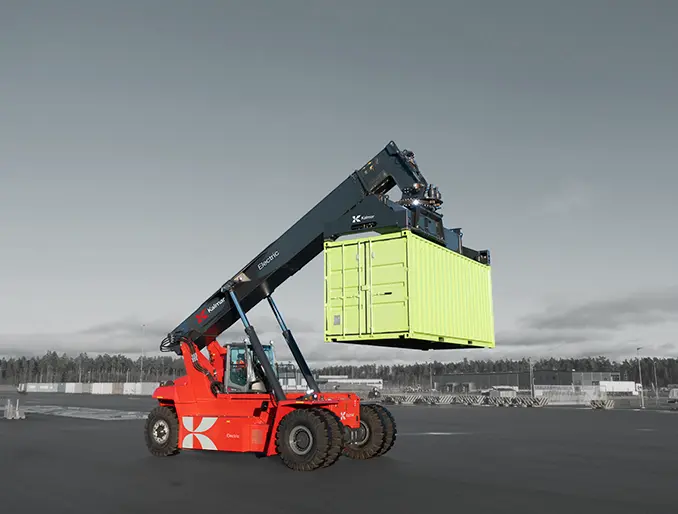Reachstacker eléctrico Kalmar ERG450 de 45 toneladas elevando un contenedor verde