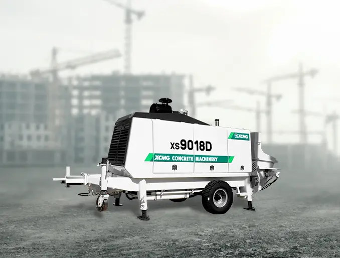 Bomba de concreto estacionaria XCMG XS9018D sobre remolque renderizada con obra de construcción de f